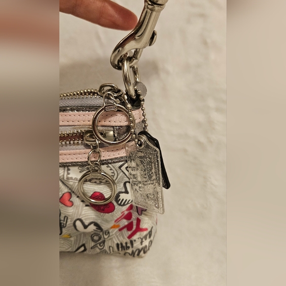Coach Poppy limited Edition Poppy hearts Graffiti style wristlet. EUC 2009 - Picture 6 of 8